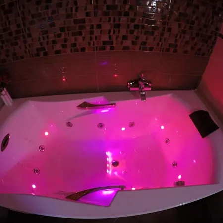 Charming House In With Jacuzzi *
