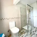 בית נופש Charming House In With Jacuzzi *