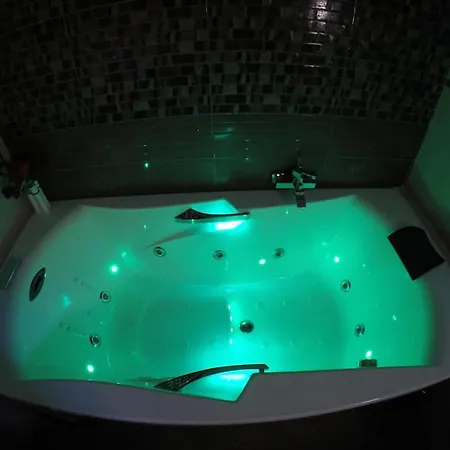 Prázdninový dům Charming House In With Jacuzzi