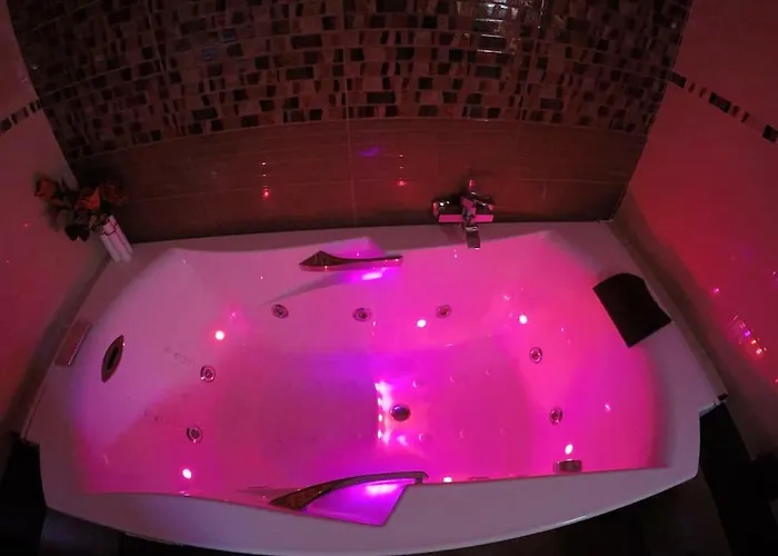 Charming House In With Jacuzzi *